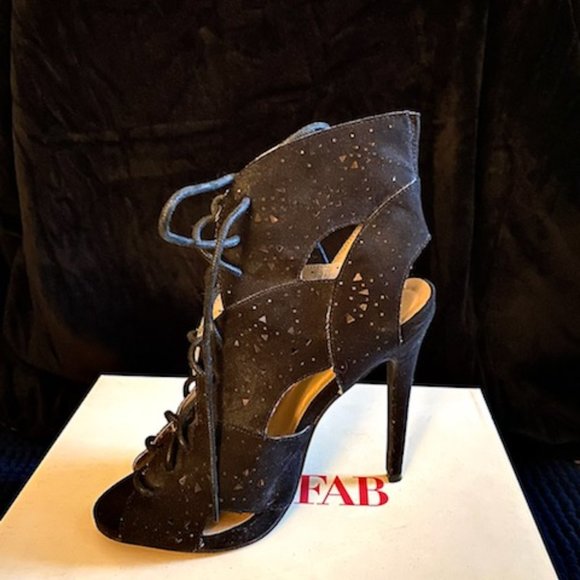 Black lace up heels - Picture 3 of 3